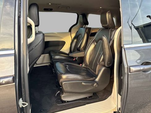 Used 2022 Chrysler Pacifica Touring-L FWD image 17