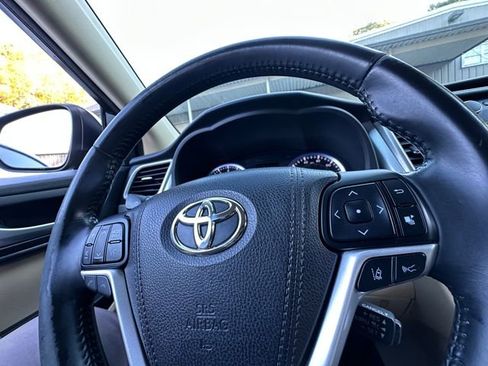 Used 2017 Toyota Highlander Limited image 21