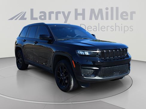 Used 2025 Jeep Grand Cherokee Altitude AWD/4WD image 7