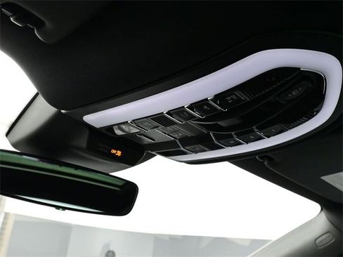 Certified 2025 Porsche Macan image 15