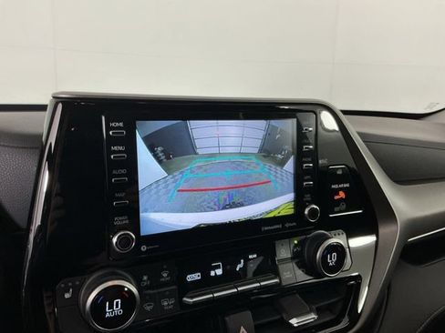 Used 2020 Toyota Highlander XLE AWD/4WD image 20