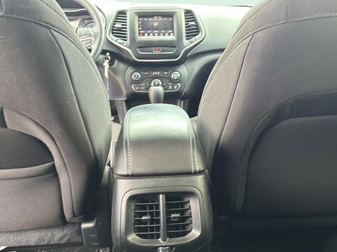 Used 2019 Jeep Cherokee Latitude w/ Popular Appearance Group FWD image 28