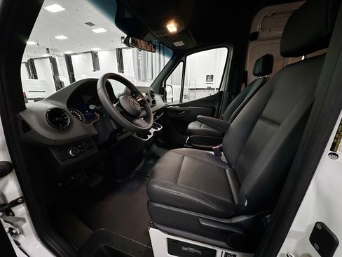 Used 2025 Mercedes-Benz Sprinter 2500 image 21
