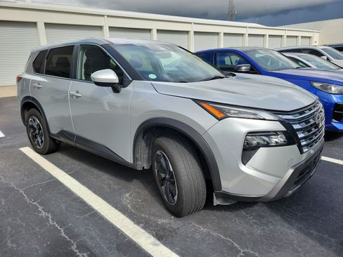 Used 2024 Nissan Rogue SV FWD image 2