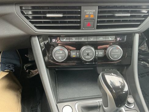 Certified 2023 Volkswagen Jetta SE w/ Panoramic Sunroof Package image 22