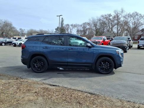 Used 2024 GMC Terrain SLE w/ Driver Convenience Package image 2