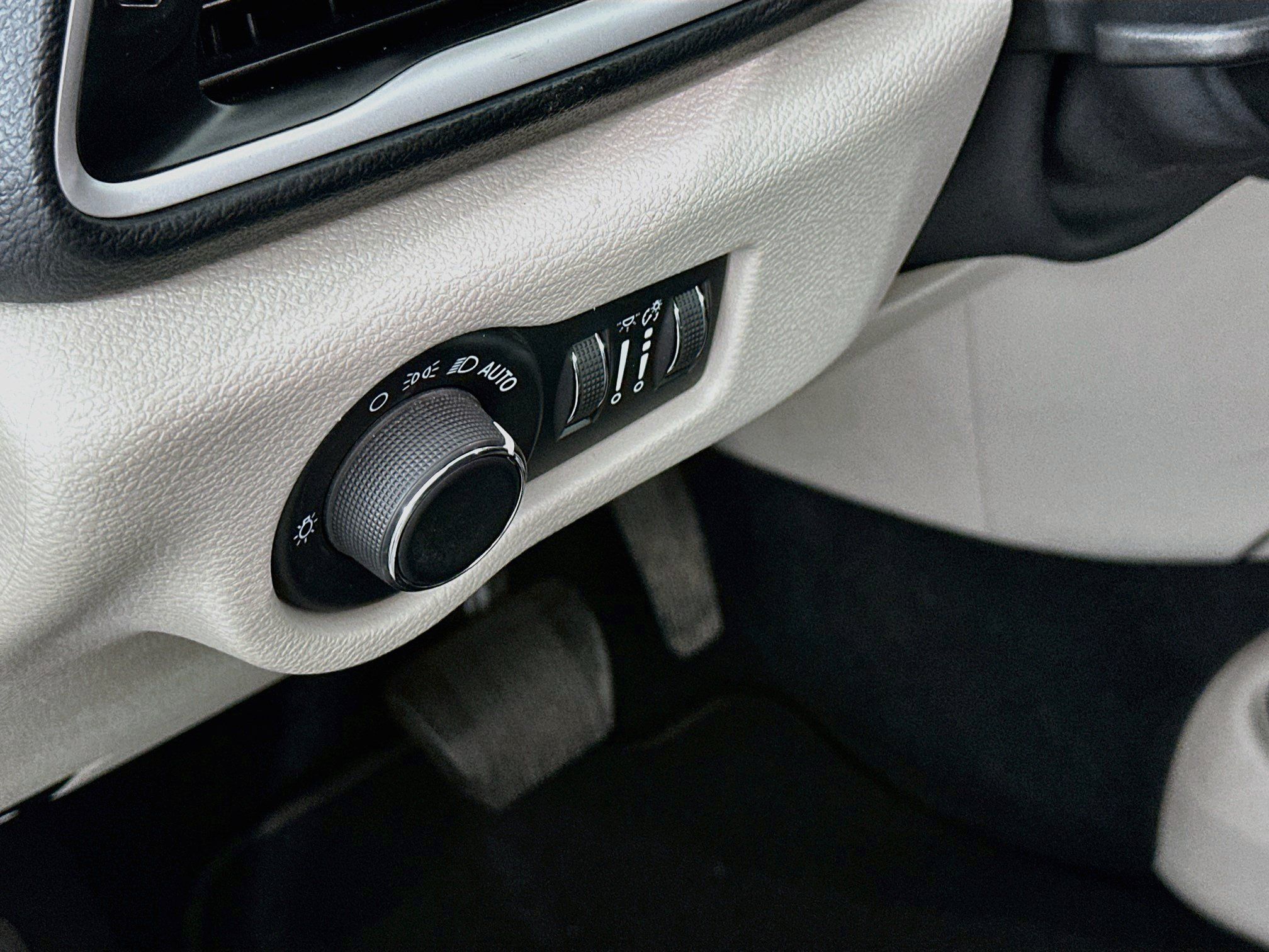 Used 2023 Chrysler Voyager LX FWD image 16