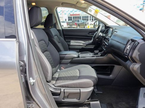 Used 2025 Nissan Pathfinder SV image 8
