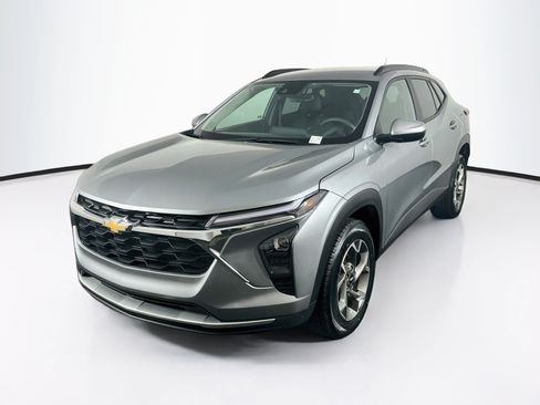 Used 2025 Chevrolet Trax LT FWD image 3