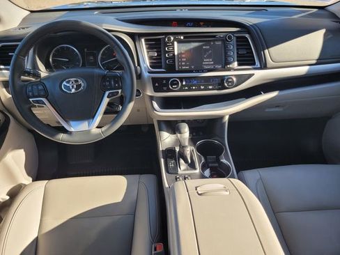 Used 2019 Toyota Highlander XLE image 14