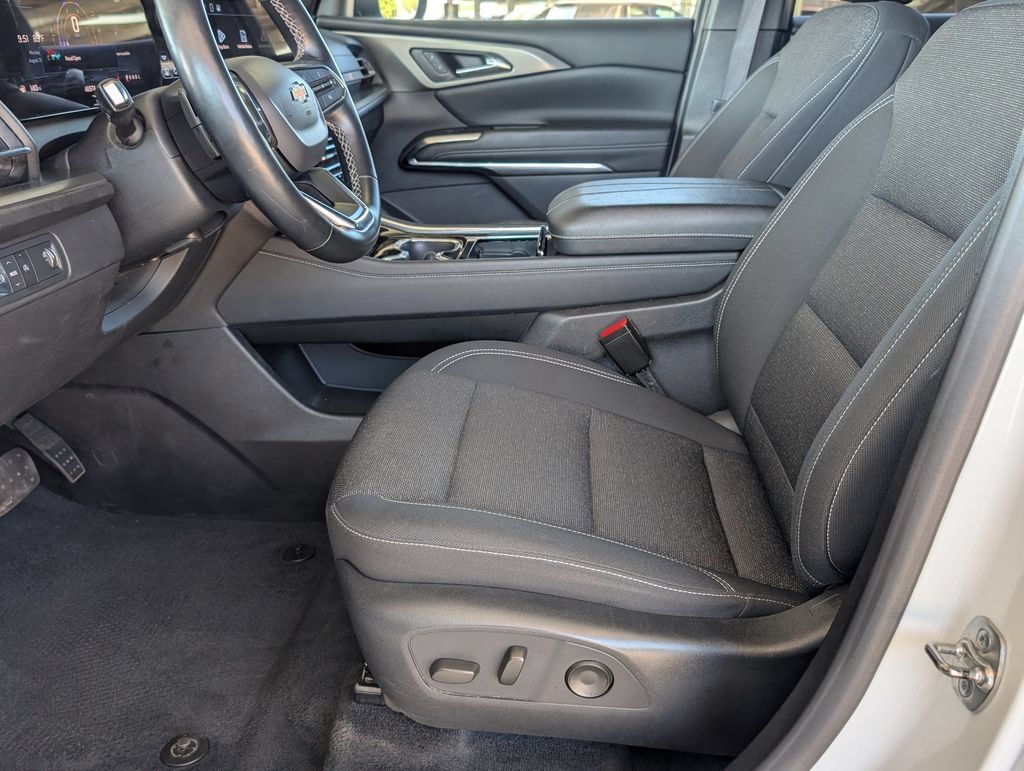 Used 2024 Chevrolet Traverse LT FWD image 15