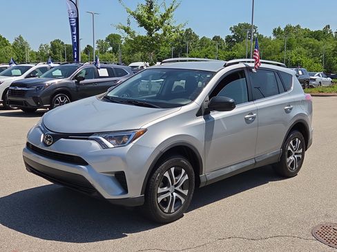 Used 2018 Toyota RAV4 LE FWD image 7