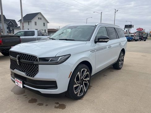 New 2026 Lincoln Navigator Reserve AWD/4WD image 2