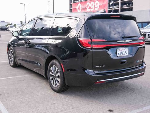 Used 2023 Chrysler Pacifica Touring-L FWD image 6