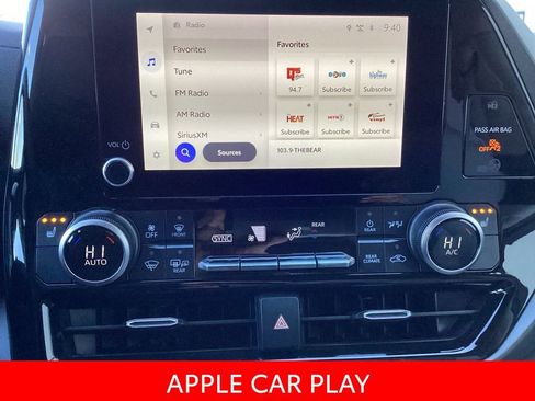 Used 2023 Toyota Highlander XLE image 3