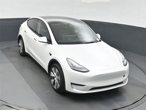 Used 2023 Tesla Model Y Long Range image 35