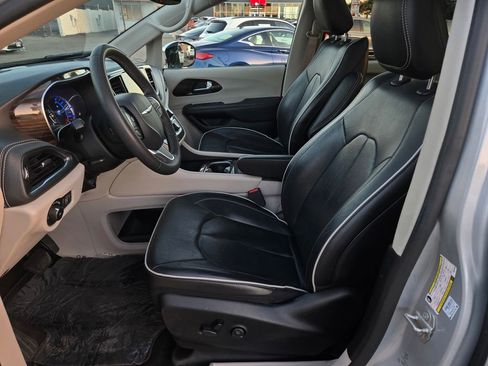 Used 2023 Chrysler Pacifica Limited image 18