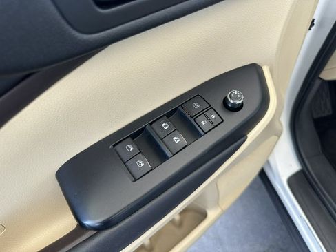 Used 2017 Toyota Highlander Plus FWD image 20