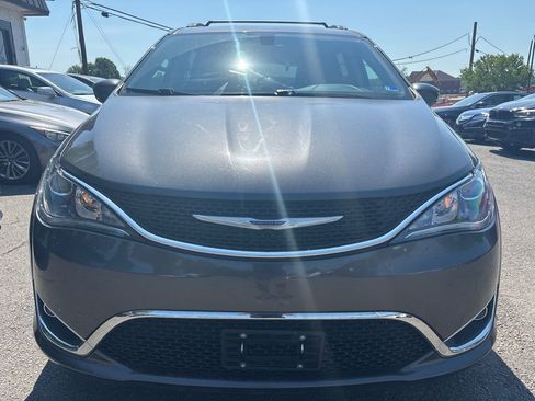 Used 2020 Chrysler Pacifica Touring-L FWD image 7