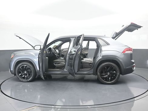 Used 2022 Volkswagen Atlas Cross Sport SE w/ Black Wheel Package image 76