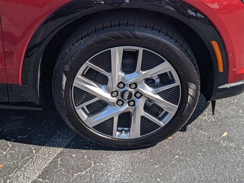 New 2025 Cadillac Optiq Luxury 2 image 11