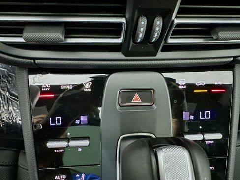 Certified 2025 Porsche Macan AWD/4WD image 18