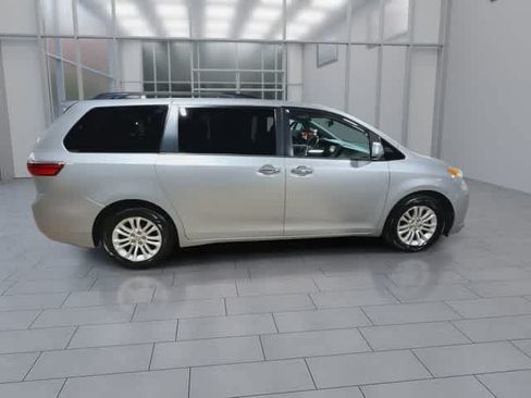 Used 2015 Toyota Sienna XLE w/ XLE Navigation Package FWD image 9