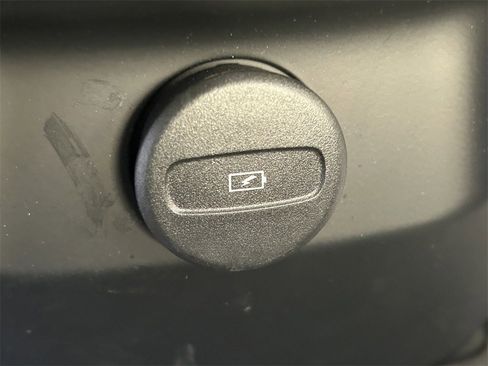 Used 2021 Volvo XC60 T5 Momentum w/ Protection Package Premier image 22