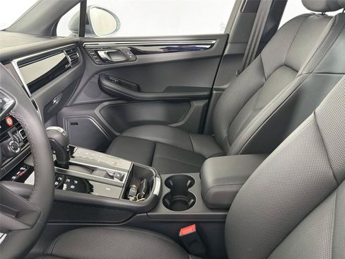 Certified 2026 Porsche Macan AWD/4WD image 30