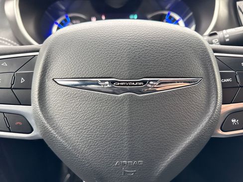 Used 2025 Chrysler Pacifica Select w/ Uconnect Theater Family Group image 31