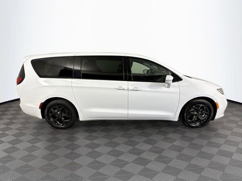 Used 2022 Chrysler Pacifica Touring-L w/ Uconnect Theater Family Group FWD image 9
