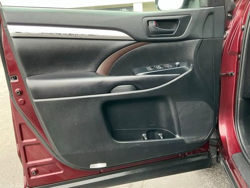 Used 2019 Toyota Highlander Plus w/ Carpet Mat Package (TMS) FWD image 40