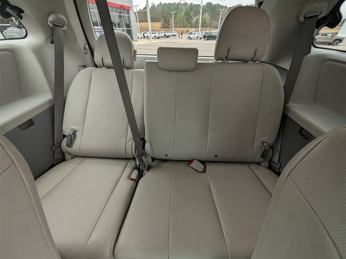 Used 2013 Toyota Sienna XLE image 30