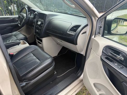 Used 2015 Chrysler Town & Country Touring image 14