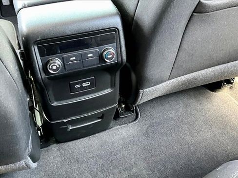 Used 2023 GMC Acadia SLE image 10