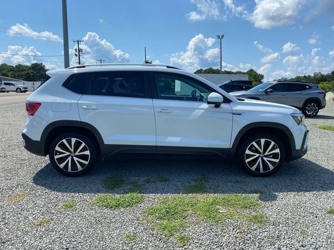 Used 2023 Volkswagen Taos SE image 2