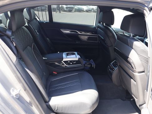 Used 2022 BMW 750i xDrive w/ Autobahn Package AWD/4WD image 29
