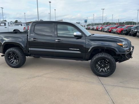 Used 2022 Toyota Tacoma Limited image 9