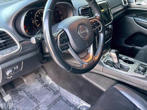 Used 2022 Jeep Grand Cherokee Laredo X image 12