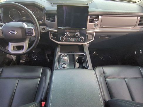Used 2022 Ford Expedition XLT image 19