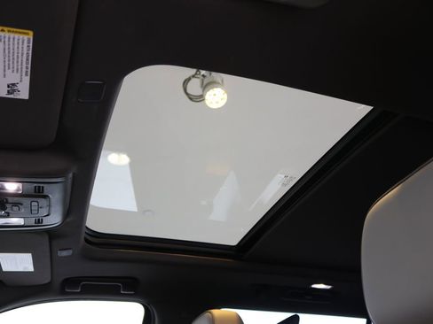 Used 2021 GMC Yukon XL SLT w/ SLT Premium Package image 18