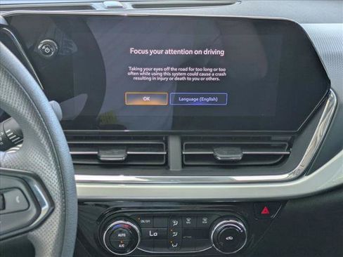 Used 2025 Chevrolet Trax LT FWD image 13