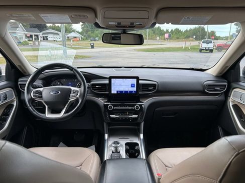 Used 2022 Ford Explorer Limited w/ Equipment Group 301A AWD/4WD image 12