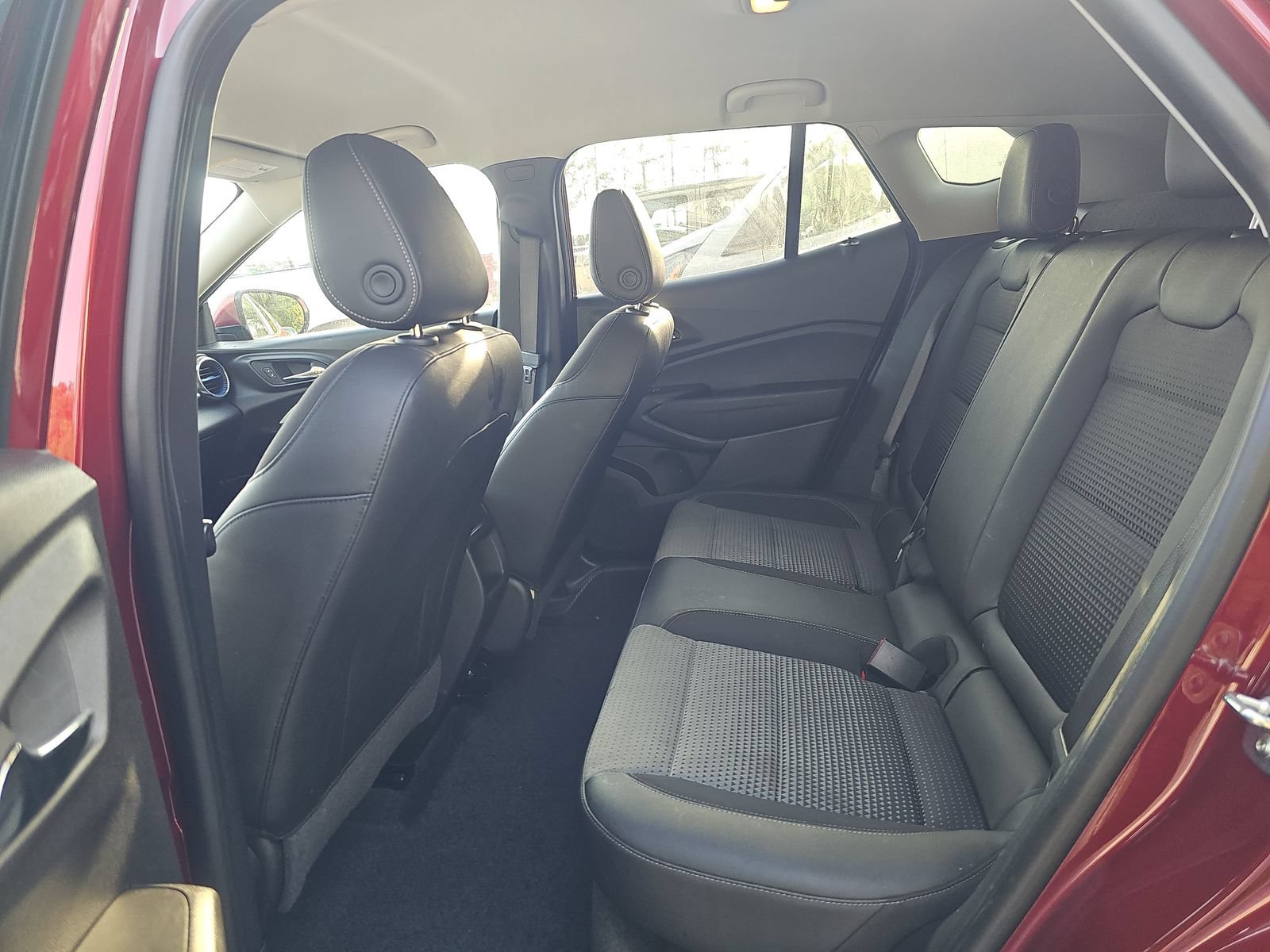 Used 2025 Chevrolet Trax LT FWD image 4