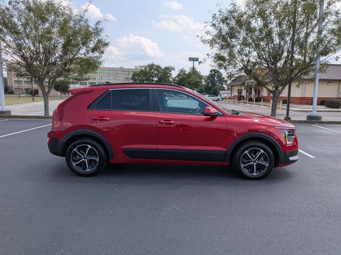 Used 2025 Kia Niro LX FWD image 2