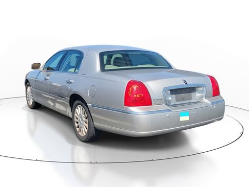 Used 2004 Lincoln Town Car Executive image 4