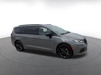 Used 2025 Chrysler Pacifica Limited video 2