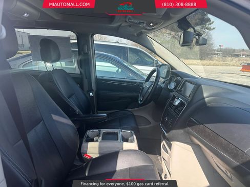 Used 2014 Chrysler Town & Country Touring-L w/ Driver Convenience Group image 16