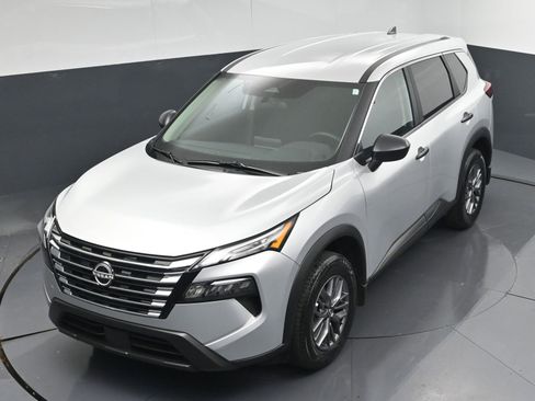 Used 2025 Nissan Rogue S image 27