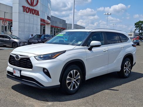 Used 2024 Toyota Highlander XLE AWD/4WD image 3